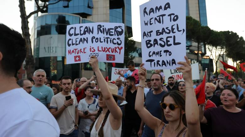 «Η Αλβανία δεν πωλείται»: Η μεγαλύτερη διαδήλωση που έχει γίνει ενάντια στα σχέδια Κούσνερ