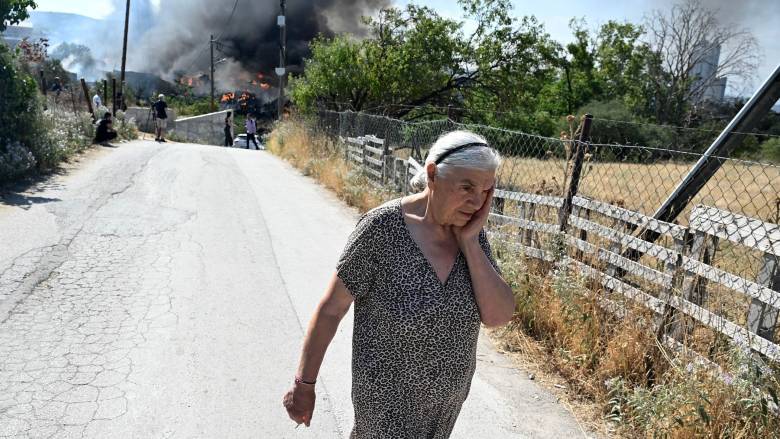 Ωραιόκαστρο: Χωρίς ενεργό μέτωπο η φωτιά - Εικόνες απόγνωσης και καταστροφής καταγράφει ο φακός