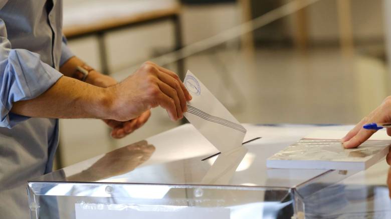 Δημοσκόπηση GPO: Πρώτη με 25,7% η ΝΔ, παγιώνεται στη δεύτερη θέση η ΕΛ.Α.Σ - «Αγκάθι» η ακρίβεια