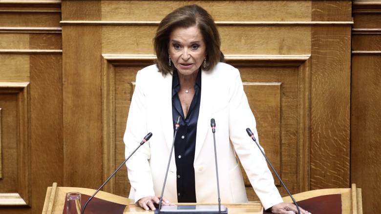 Σκληρή απάντηση Ντόρας στα «καρφιά» Σαμαρά: «Στόχος του είναι να κάνει ζημιά στη ΝΔ»