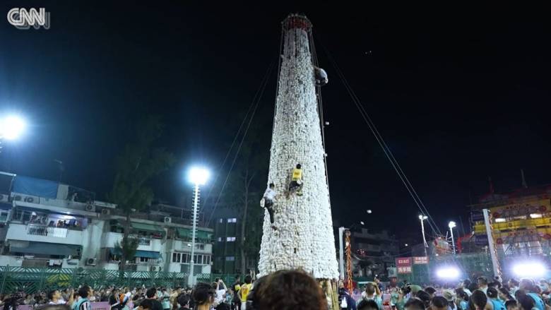 Αναρρίχηση σε έναν πύργο από... ψωμάκια - Ένα διαφορετικό φεστιβάλ στο Χονγκ Κονγκ