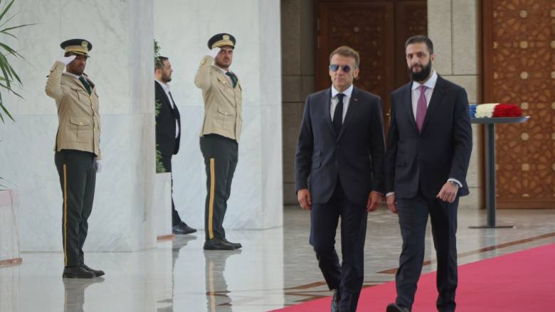 Δαμασκός: 18 τραυματίες από τις δύο εκρήξεις - Συναντήθηκε με τον Σύρο πρόεδρο ο Μακρόν