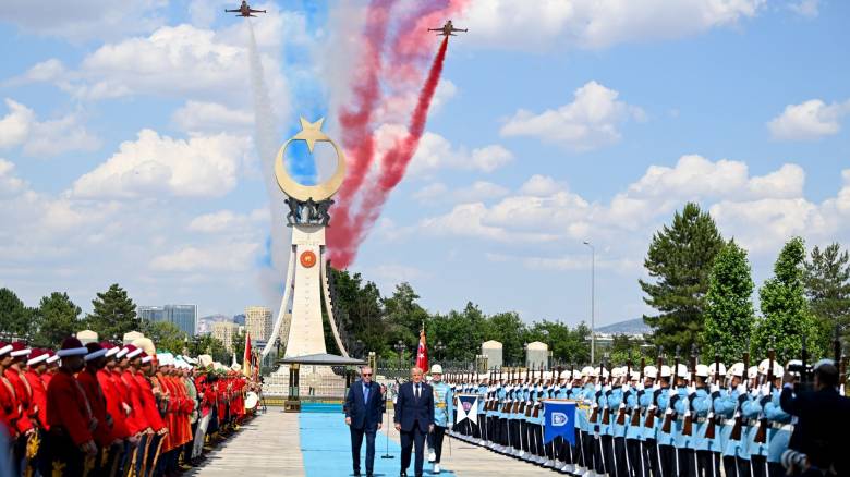 Αεροσκάφη, γενίτσαροι και αγκαλιές: Τα στιγμιότυπα της μεγαλειώδους υποδοχής Τραμπ από τον Ερντογάν
