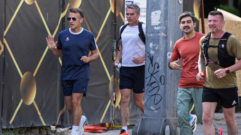 Τζόκινγκ στους δρόμους της Άγκυρας για τον Μακρόν λίγο πριν την κρίσιμη σύνοδο του ΝΑΤΟ