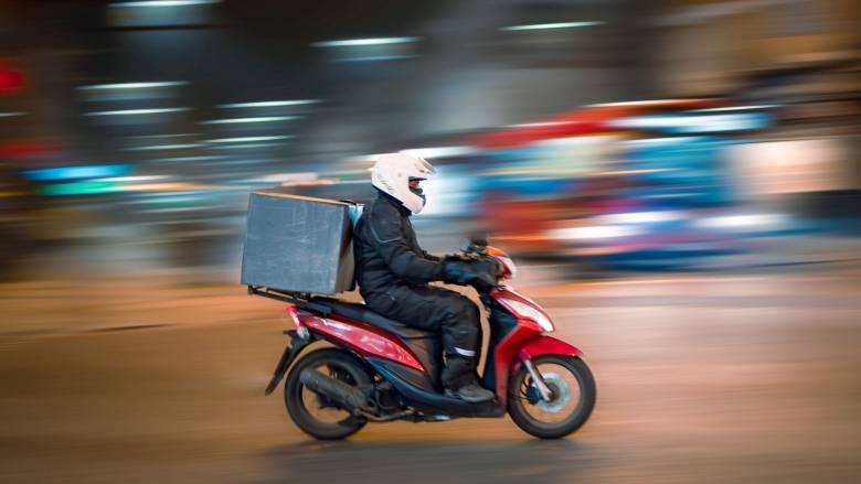 Delivery: Οι «φυλές» των διανομέων και το προφίλ τους στον δρόμο