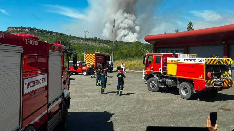 Ελληνες πυροσβέστες επιχειρούν στην μεγάλη πυρκαγιά στη Νότια Γαλλία