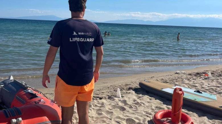 Ναυαγοσώστες επανέφεραν με ΚΑΡΠΑ γυναίκα που κινδύνεψε να πνιγεί σε παραλία της Θεσσαλονίκης