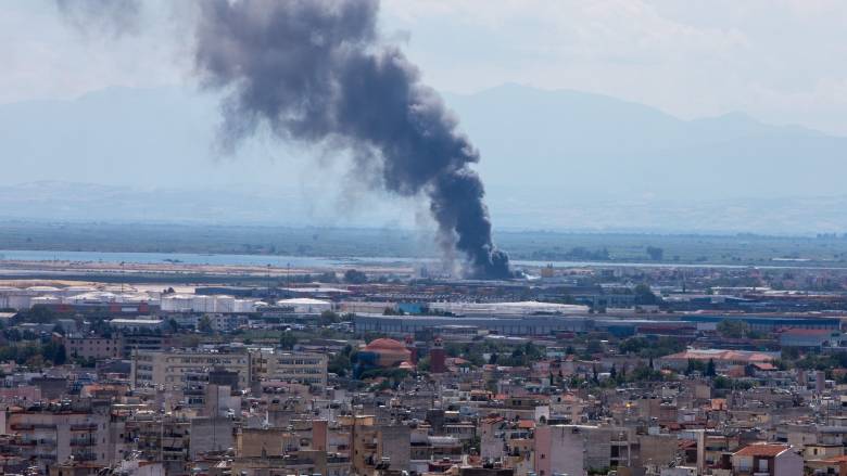 Μεγάλη φωτιά στο Καλοχώρι Θεσσαλονίκης, απειλείται επιχείρηση - Ήχησε το 112