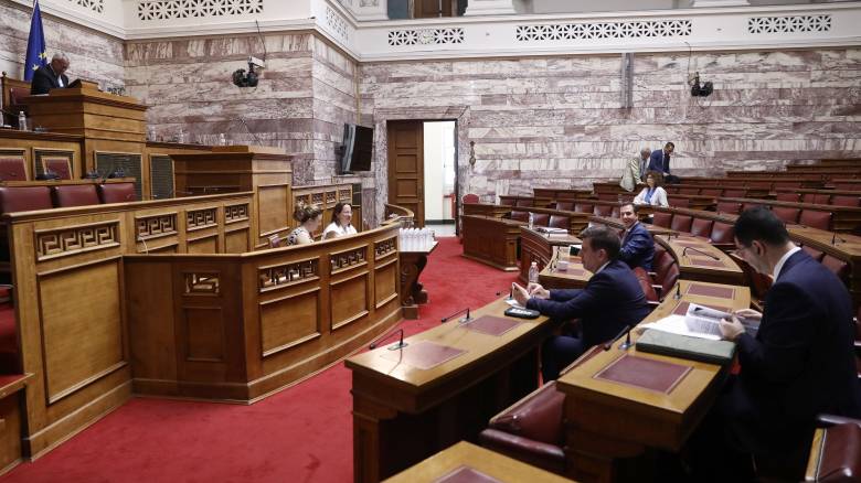 Συνταγματική Αναθεώρηση: Επιφυλάξεις «γαλάζιων» για το ενδεχόμενο ασυμβίβαστου υπουργού – βουλευτή