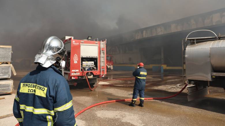 Ασπρόπυργος: Μάχη για τη ζωή τους δίνουν τρεις άνδρες από την φωτιά σε επιχείρηση ανταλλακτικών