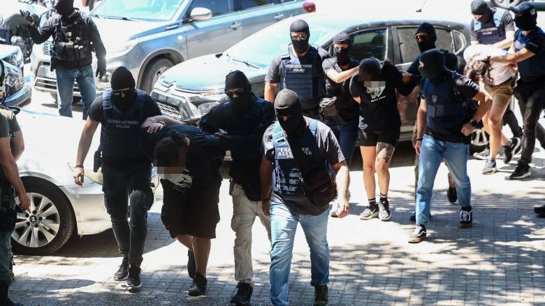 Υπό δρακόντεια μέτρα ασφαλείας στα δικαστήρια οι συλληφθέντες για τη δολοφονία της Βάγιας Νέστορα