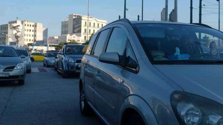 Σύγκρουση λεωφορείου με δύο αυτοκίνητα στον Πειραιά - Δύο οδηγοί ελαφρά τραυματισμένοι