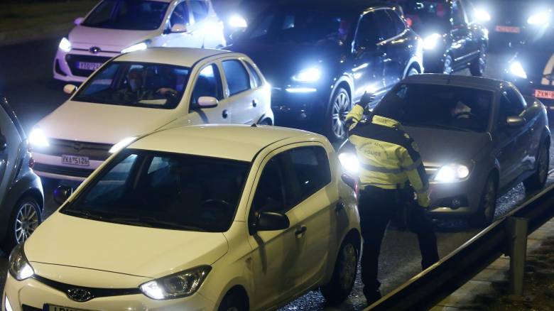Καθυστερήσεις στη Λεωφόρο Ποσειδώνος μετά από τροχαίο με ανατροπή αυτοκινήτου
