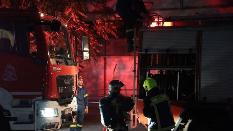 Κλειστή η Μεσογείων λόγω της φωτιάς στο κτήριο του Μπάντμιντον στο Γουδή