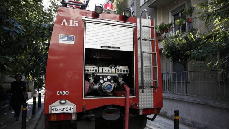 Φωτιά σε διαμέρισμα στα Άνω Πατήσια: Επιχειρούν ισχυρές δυνάμεις της πυροσβεστικής
