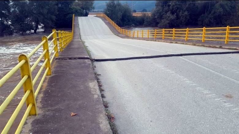 Λάρισα: Οδηγοί διασχίζουν με κίνδυνο τη ζωή τους γέφυρα που έχει βουλιάξει - Βίντεο