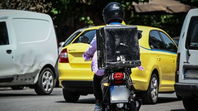 Νεκρός 20χρονος διανομέας σε τροχαίο στην Αγία Παρασκευή - Η μηχανή του παρασύρθηκε από ΙΧ