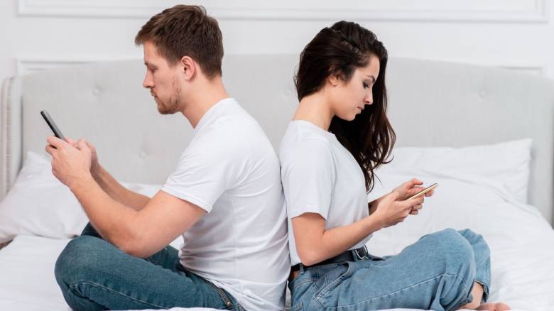 Μετράει το φλερτ με chatbot τεχνητής νοημοσύνης ως απιστία; Τι απαντούν οι ειδικοί