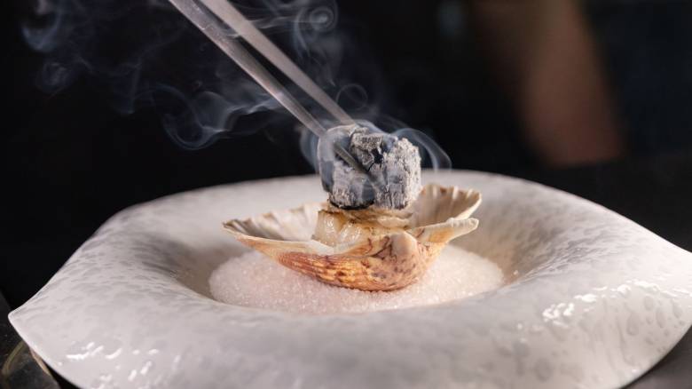 Το fine dining συναντά τον ξυλόφουρνο σε ένα top hospitality concept στο νησί των ανέμων