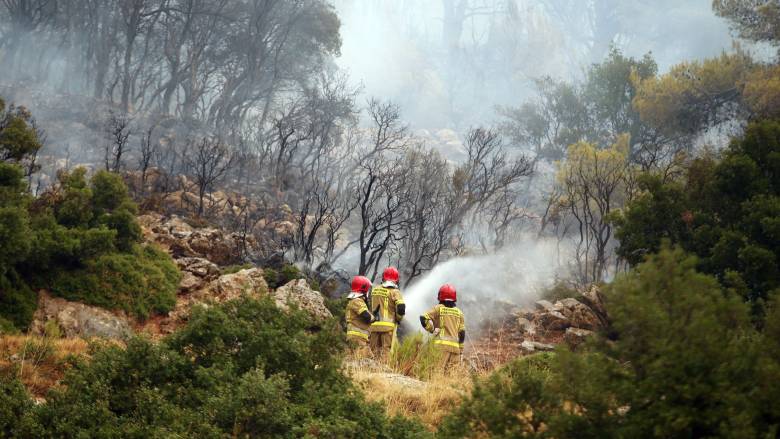 Κυκλοφοριακές ρυθμίσεις στα Βίλια λόγω της πυρκαγιάς