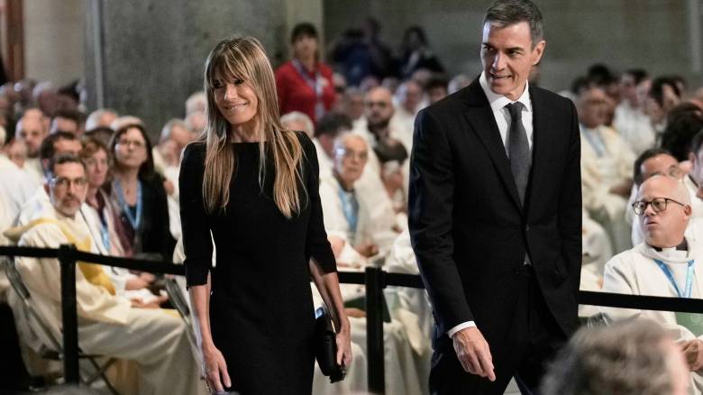 Σε δίκη για διαφθορά η σύζυγος του Σάντσεθ - Αίρεται η απογόρευση εξόδου από την Ισπανία
