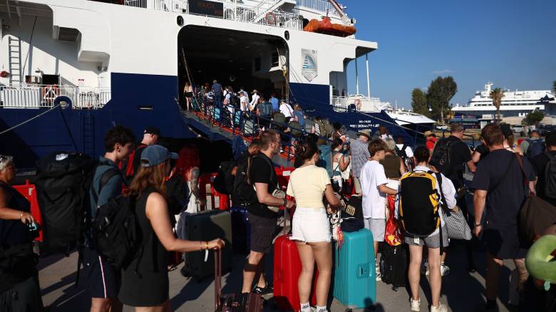 Μαζική φυγή των αδειούχων Ιουλίου: Το αδιαχώρητο στα λιμάνια, μποτιλιάρισμα στους δρόμους