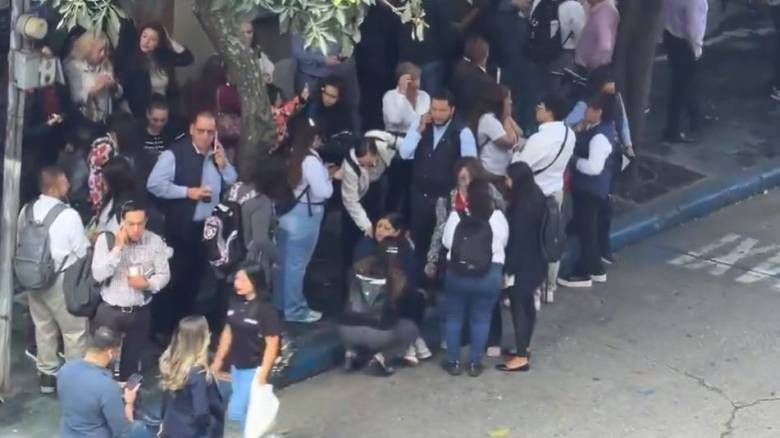 Εικόνες από το σεισμό στο Μεξικό: Στο ρυθμό των 7,4 Ρίχτερ τα κτήρια, στους δρόμους οι πολίτες