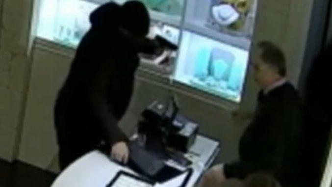 Ιταλία: Οι δραματικές εικόνες ληστείας σε κοσμηματοπωλείο - Ο χρυσοχόος πυροβολεί τους ληστές