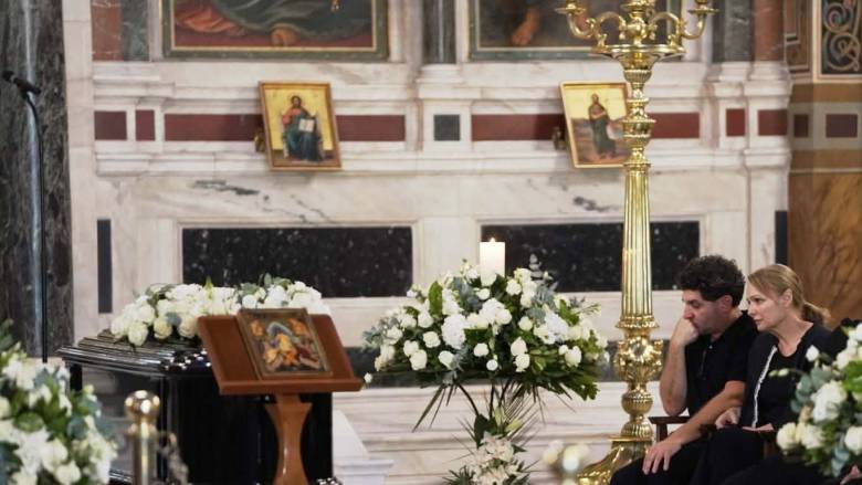 Στη Μητρόπολη Αθηνών η σορός της Μάρως Κοντού - Πλήθος κόσμου στην κηδεία