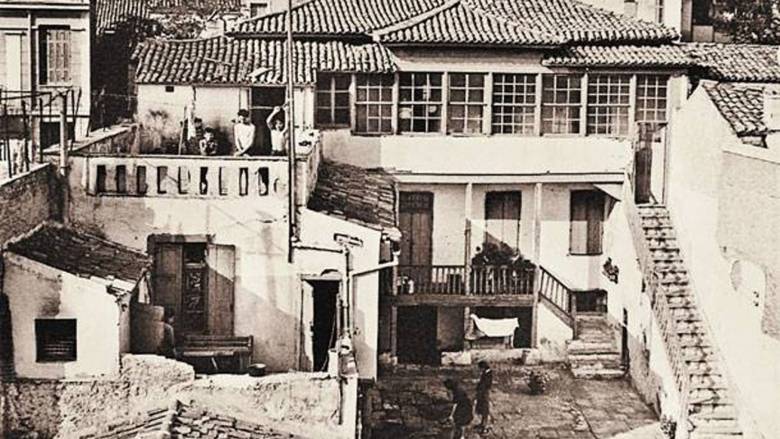 Λουλούδια και κεριά στην «Οικία Κοκοβίκου» στην Πλάκα - Ένα διαφορετικό «αντίο» στη Μάρω Κοντού
