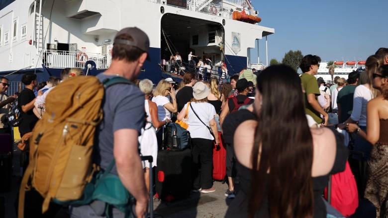 Μαζική «φυγή» από την Αθήνα: Το αδιαχώρητο στα λιμάνια - Έως 100.000 οι εκδρομείς το Σαββατοκύριακο