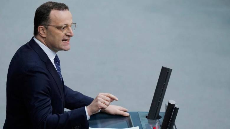 Γερμανία: Παραιτήθηκε ο Γενς Σπαν μετά τις αντιδράσεις για απόκτηση παιδιού μέσω παρένθετης μητέρας