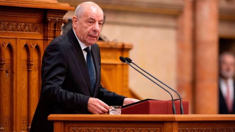 Ουγγαρία: Ο πρόεδρος υπέγραψε τη συνταγματική μεταρρύθμιση με την οποία τερματίζεται η θητεία του