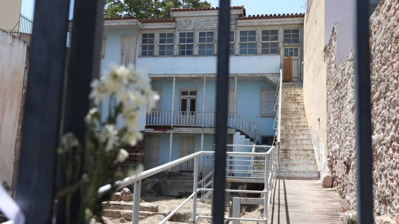 Λουλούδια και κεριά στην «Οικία Κοκοβίκου» στην Πλάκα - Ένα διαφορετικό «αντίο» στη Μάρω Κοντού