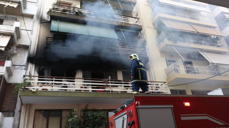 Φωτιά σε διαμέρισμα στον Πειραιά - Στο σημείο ισχυρές πυροσβεστικές δυνάμεις