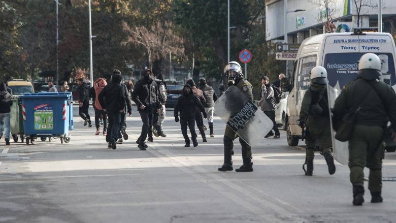 Θεσσαλονίκη: Συμπλοκή αντιεξουσιαστών - αστυνομικών μετά την 4η προφυλάκιση για τη δολοφονία Νέστορα