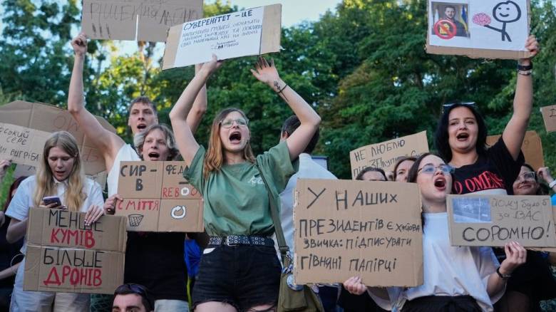 Πέμπτη ημέρα διαδηλώσεων στην Ουκρανία κατά της αποπομπής του υπ. Αμυνας - Τι δείχνει δημοσκόπηση