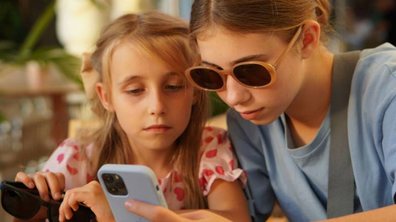 Γαλλία: «Μπλόκο» των social media για νέους κάτω των 15 ετών - Στα σκαριά το νομοσχέδιο