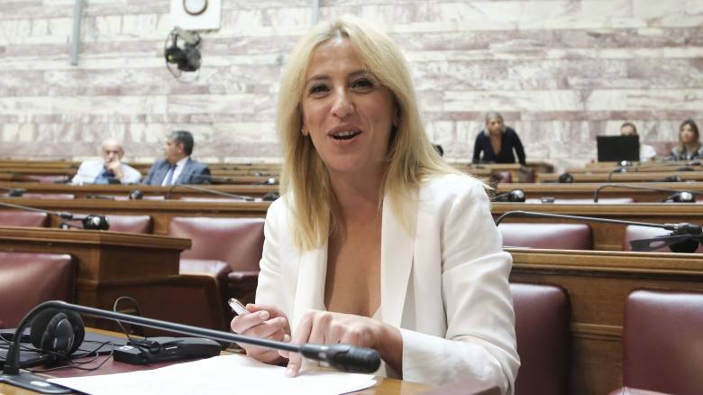 Ο Κακλαμάνης υποδέχτηκε στο γραφείο του τη Ρένα Δούρου - Τα μηνύματα της πρώτης θεσμικής συνάντησης