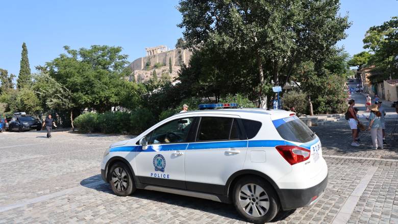 Επίθεση στην Ακρόπολη: Τι γνωρίζουμε για τον δράστη – Συνελήφθη από τους αστυνομικούς