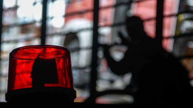 Φωτιά σε εγκαταλελειμμένο κτήριο κοντά στο Ολυμπιακό Χωριό - Επιχείρηση της Πυροσβεστικής