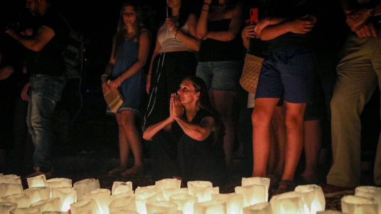 Μάτι: Σε κλίμα οδύνης οι εκδηλώσεις μνήμης - Η στιγμή που ακούγεται το προσκλητήριο των νεκρών