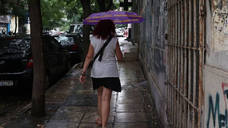 Ισχυρό μπουρίνι σε Λαμία και Βόλο: Ο δυνατός αέρας ξήλωσε στέγη, κεραυνός άναψε φωτιά