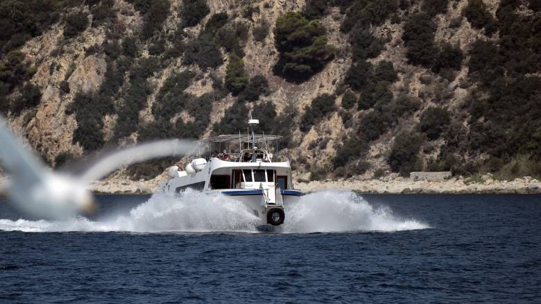 Άγιον Όρος: Σκάφος προσέκρουσε σε βράχο έξω από Μονή - Τραυματίστηκε ο κυβερνήτης