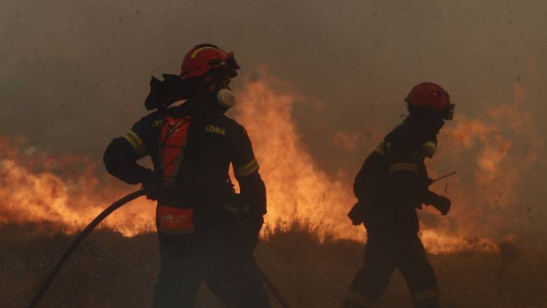 Πυρκαγιά στην Πάρνηθα - Καίει σε δύσβατη περιοχή και παρά τη βροχόπτωση