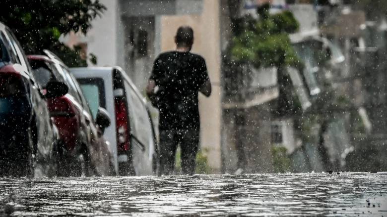 Πτώσεις δέντρων, εγκλωβισμοί, αντλήσεις υδάτων: Πάνω από 200 κλήσεις στην Πυροσβεστική λόγω βροχής