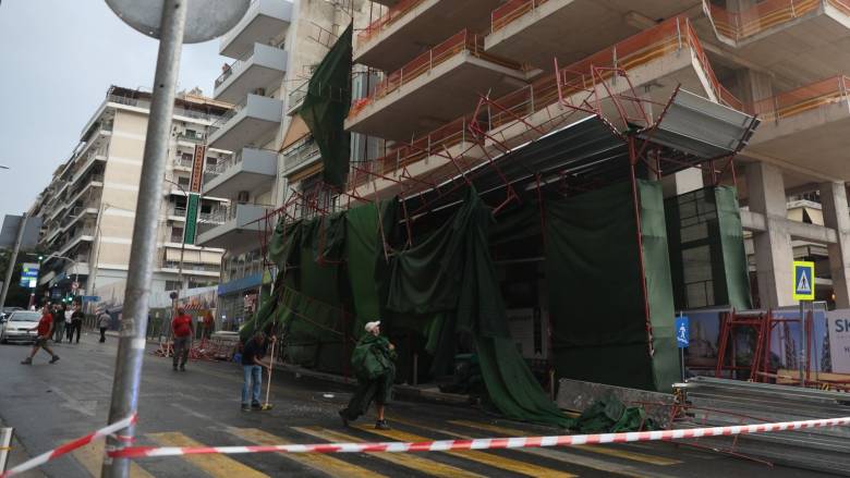 Κατέρρευσε σκαλωσιά στον Πειραιά λόγω των ανέμων - Διεκόπη η κυκλοφορία του Τραμ
