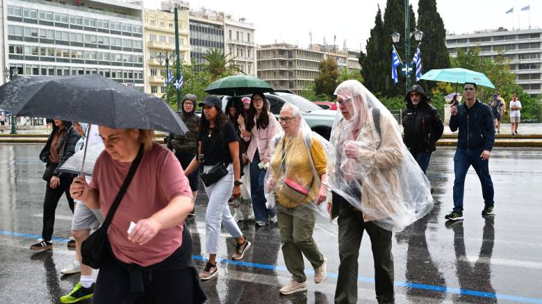 Στην Αττική η κακοκαιρία: Πού «χτυπούν» ισχυρή βροχή και κεραυνοί - Προβλήματα και στις μετακινήσεις