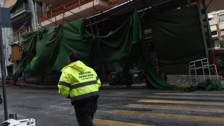 Πειραιάς: Η στιγμή κατάρρευσης της σκαλωσιάς - «Φώναζα βοήθεια» λέει ο διανομέας που τραυματίστηκε