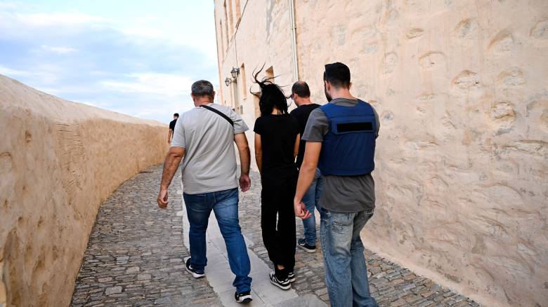Σύρος: Έγινε η αναπαράσταση στον τόπο της δολοφονίας της 41χρονης - Ψάχνουν το κίνητρο, τα σενάρια